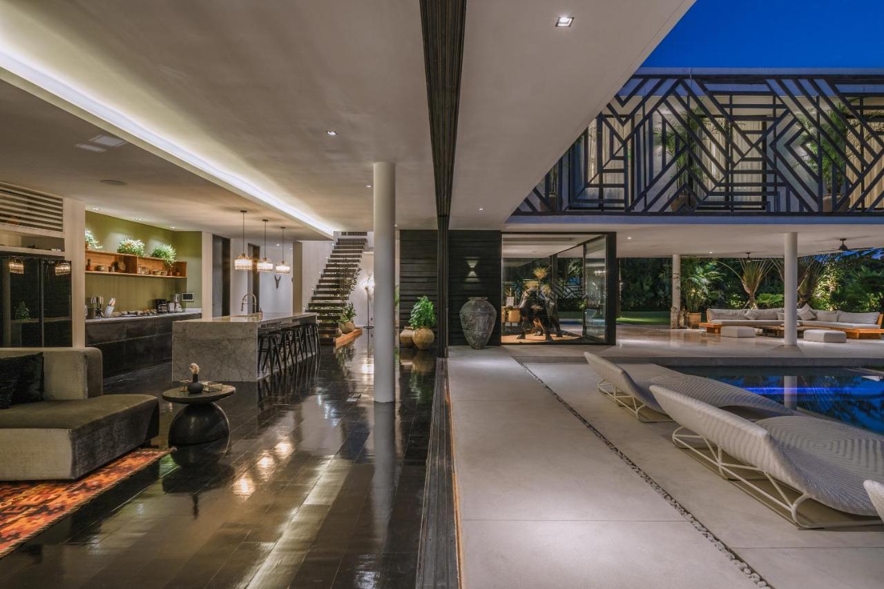 Bull House Amazing 6 Bedrooms Contemporary In * Seminyak (Bali)